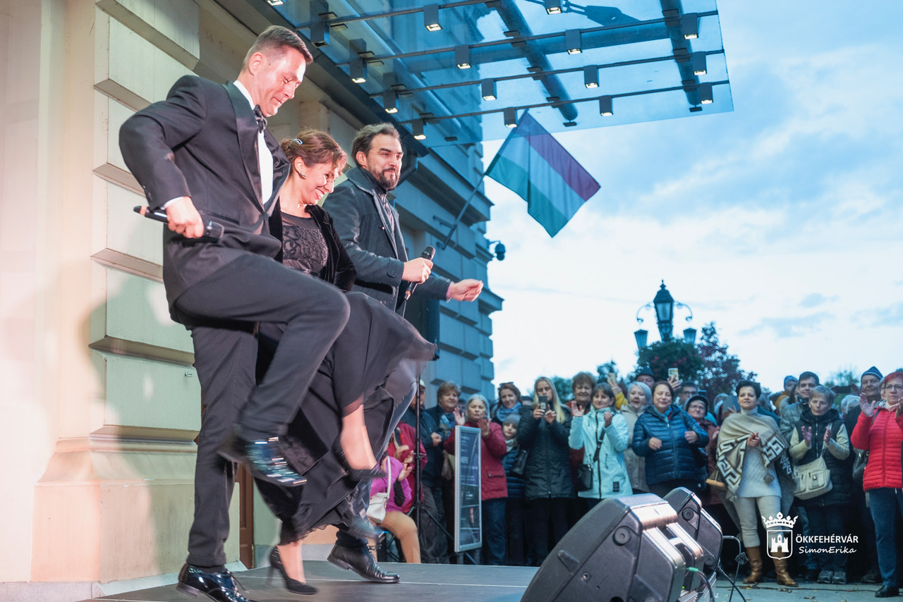 A magyar operett napja a Vörösmarty Színház előtt