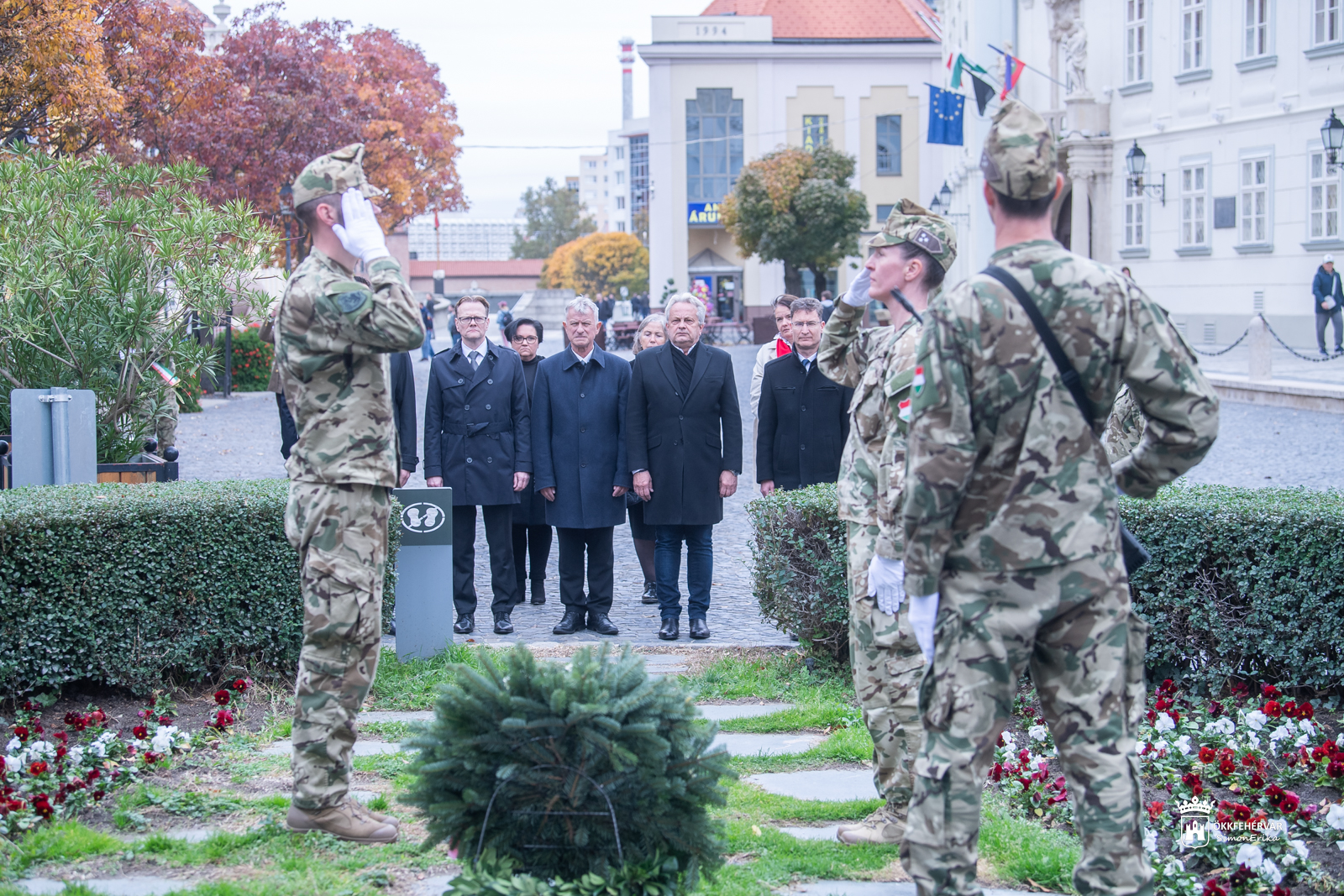 Néma főhajtás a katonahősök előtt Székesfehérváron