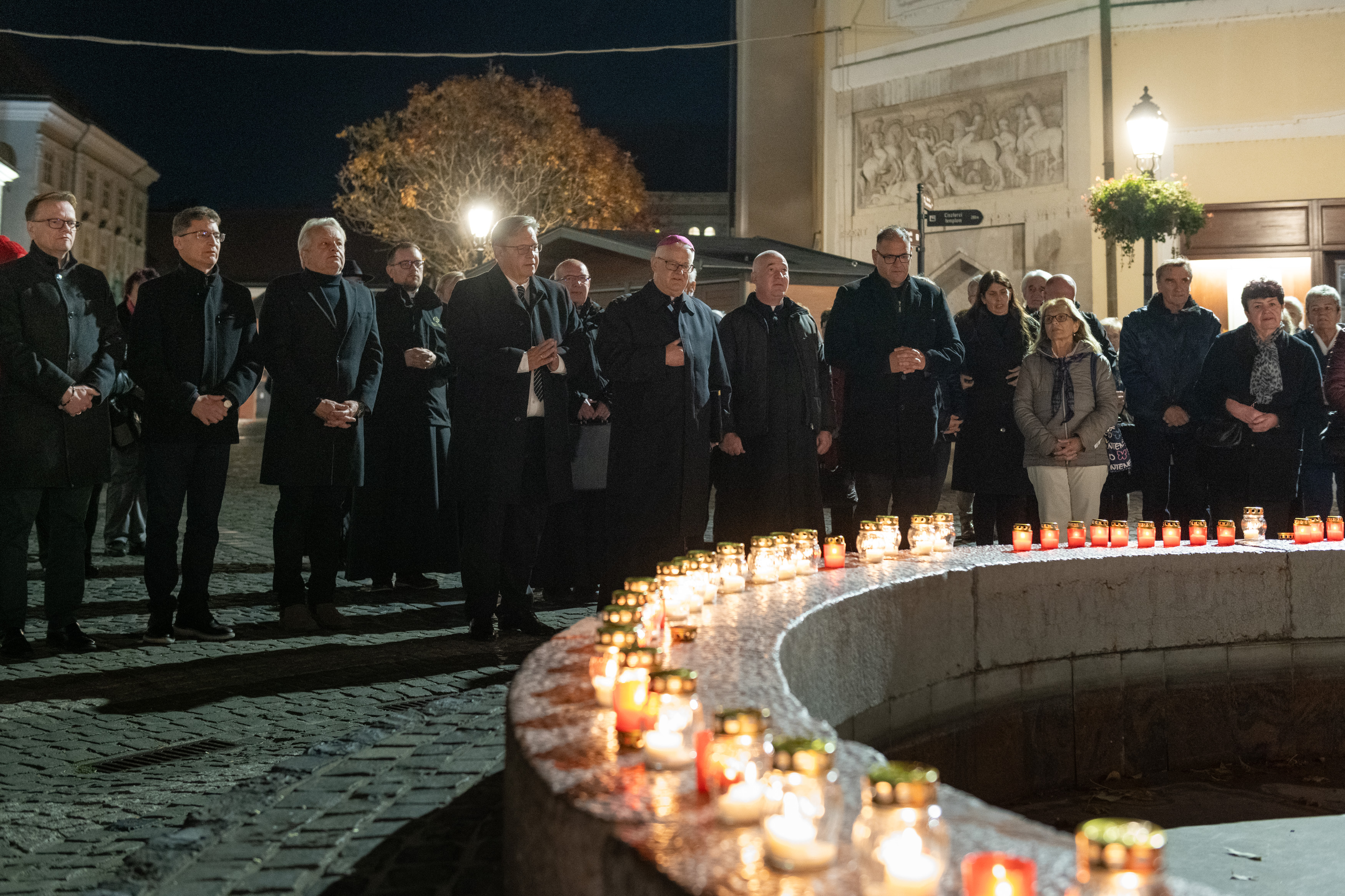 Imával és közös mécsesgyújtással emlékeztek ’56 mártírjaira a nemzeti gyásznapon