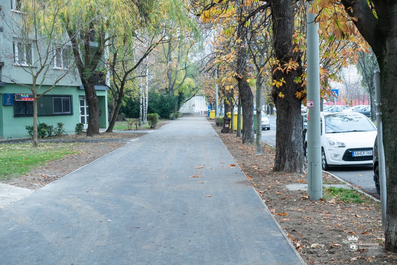 Elkészült a járdafelújítás a József Attila utcában