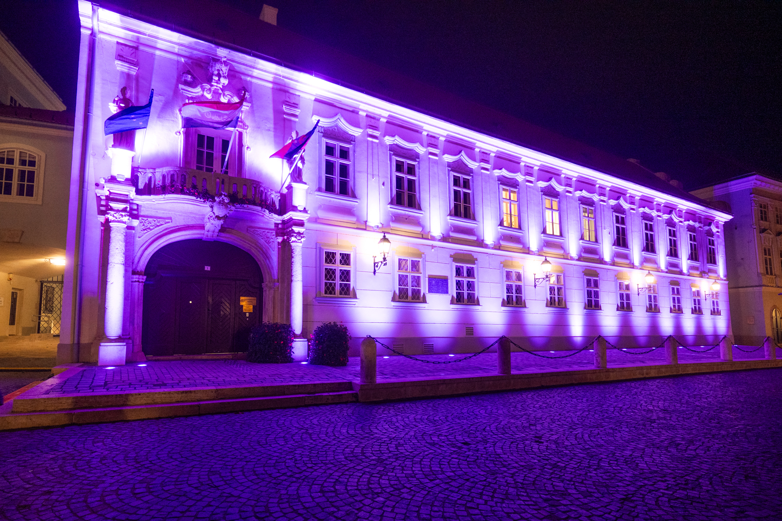 Lilában a Városháza és a MET Aréna a Koraszülöttek világnapján