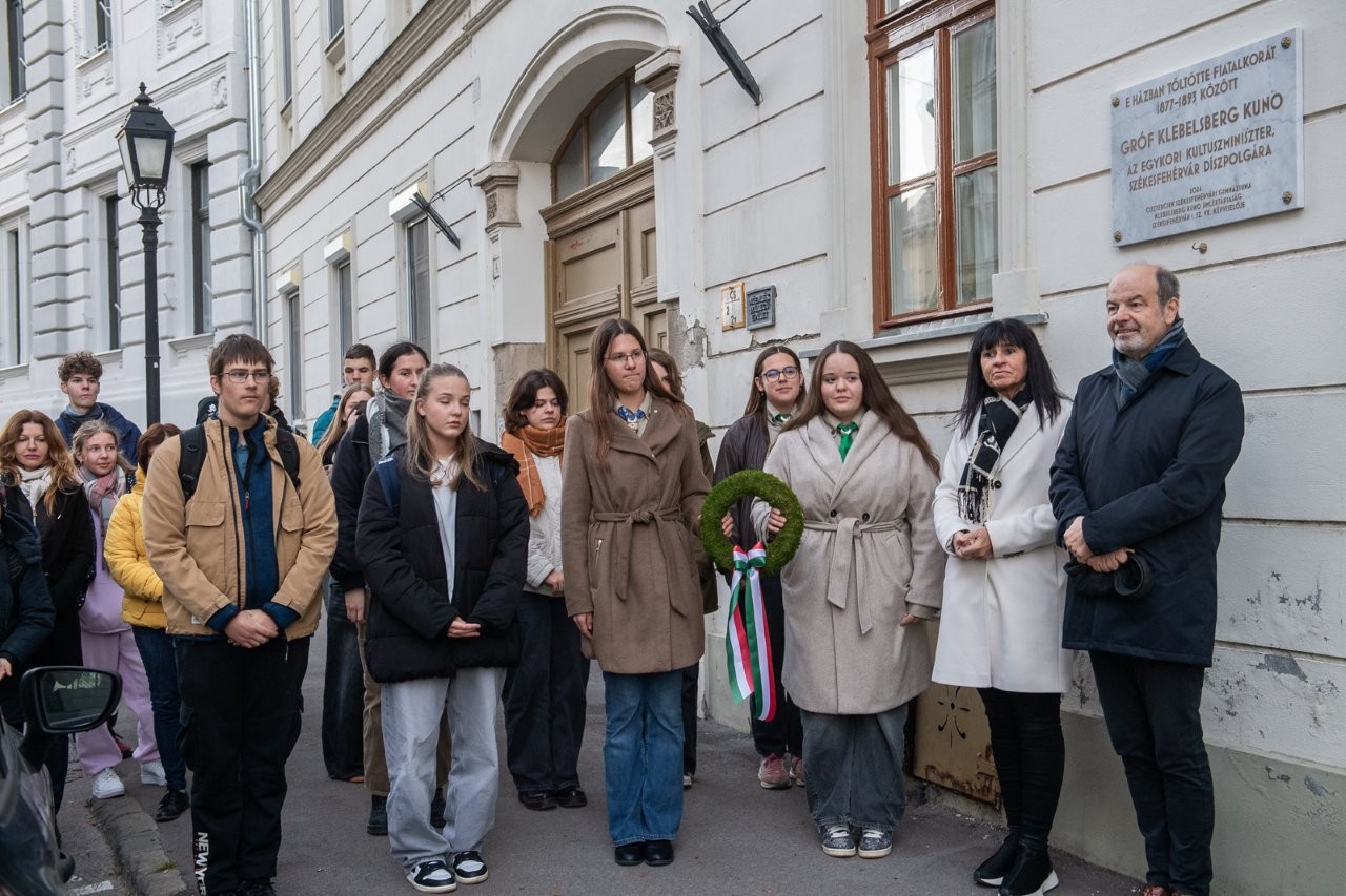 Tisztelgés Klebelsberg Kuno székesfehérvári emléktáblájánál