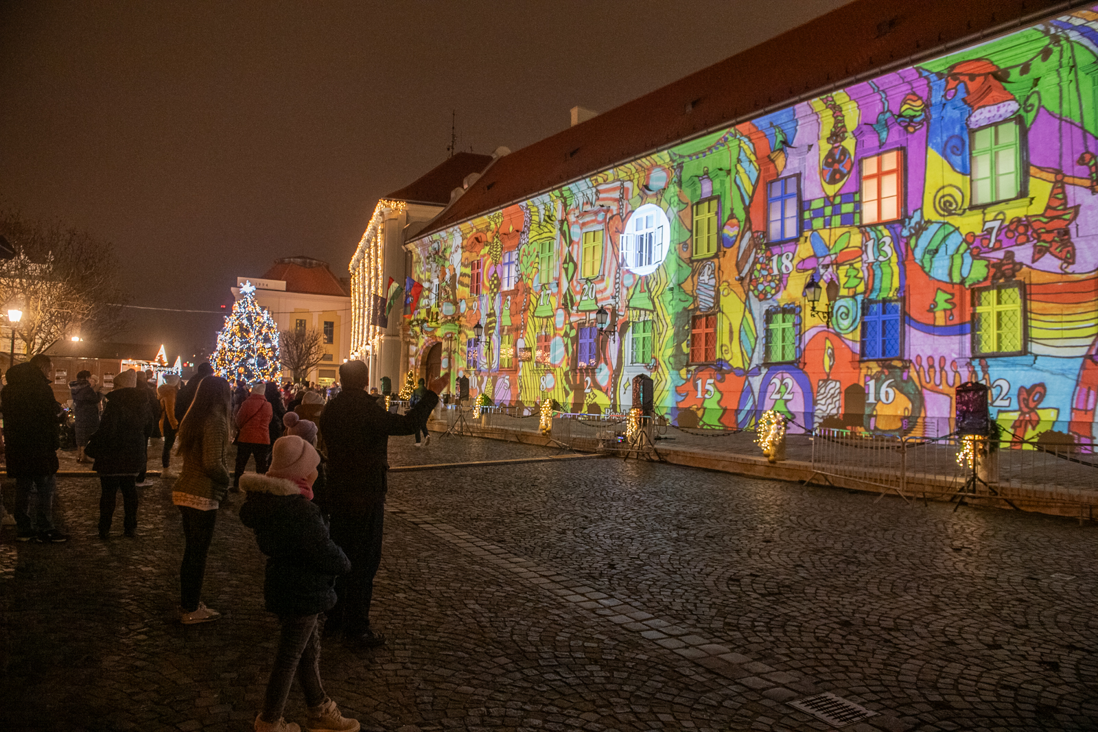 Így nyílt ki az első adventi ablak a Városházán