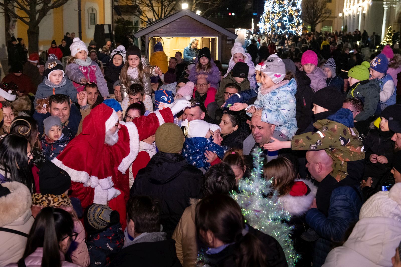 Megérkezett a Mikulás a Városház térre