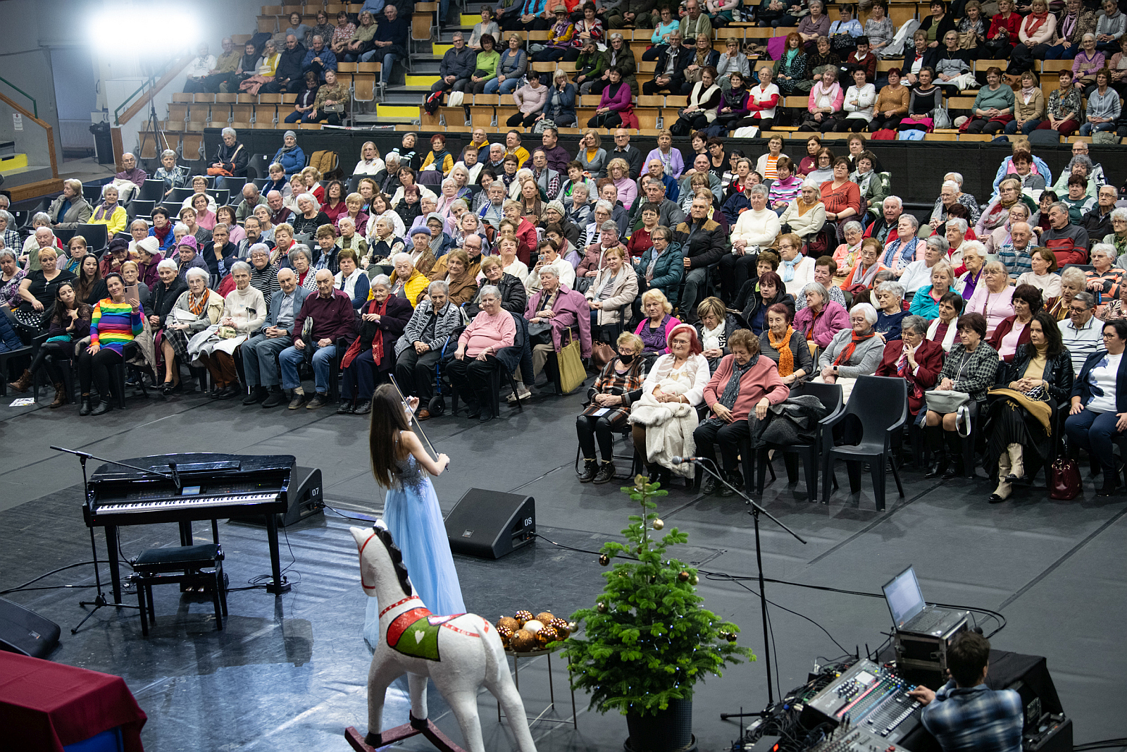 Szenior karácsony, népszerű slágerekkel az Alba Regia Sportcsarnokban 2025.