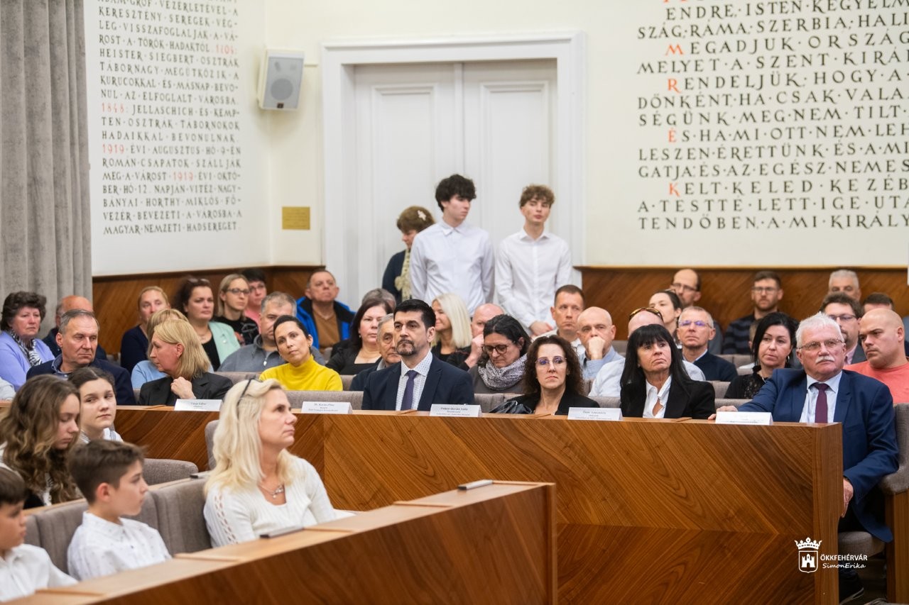 A „Jó tanuló – jó sportoló” díjak átadása a Fejér Megyei Diáksport Egyesület év végi gáláján