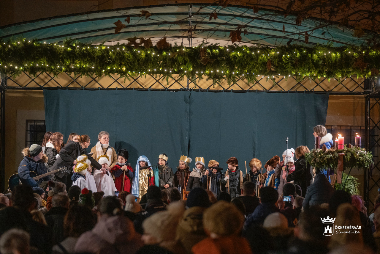 A negyedik gyertya lángja is fellobbant a Püspöki Palota Adventi udvarában