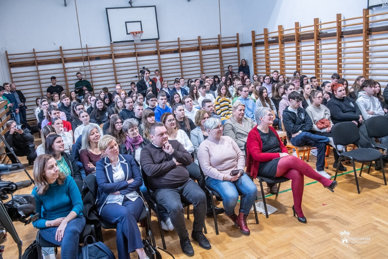 Kérdezd a minisztert! Székesfehérváron az I. Istvánban