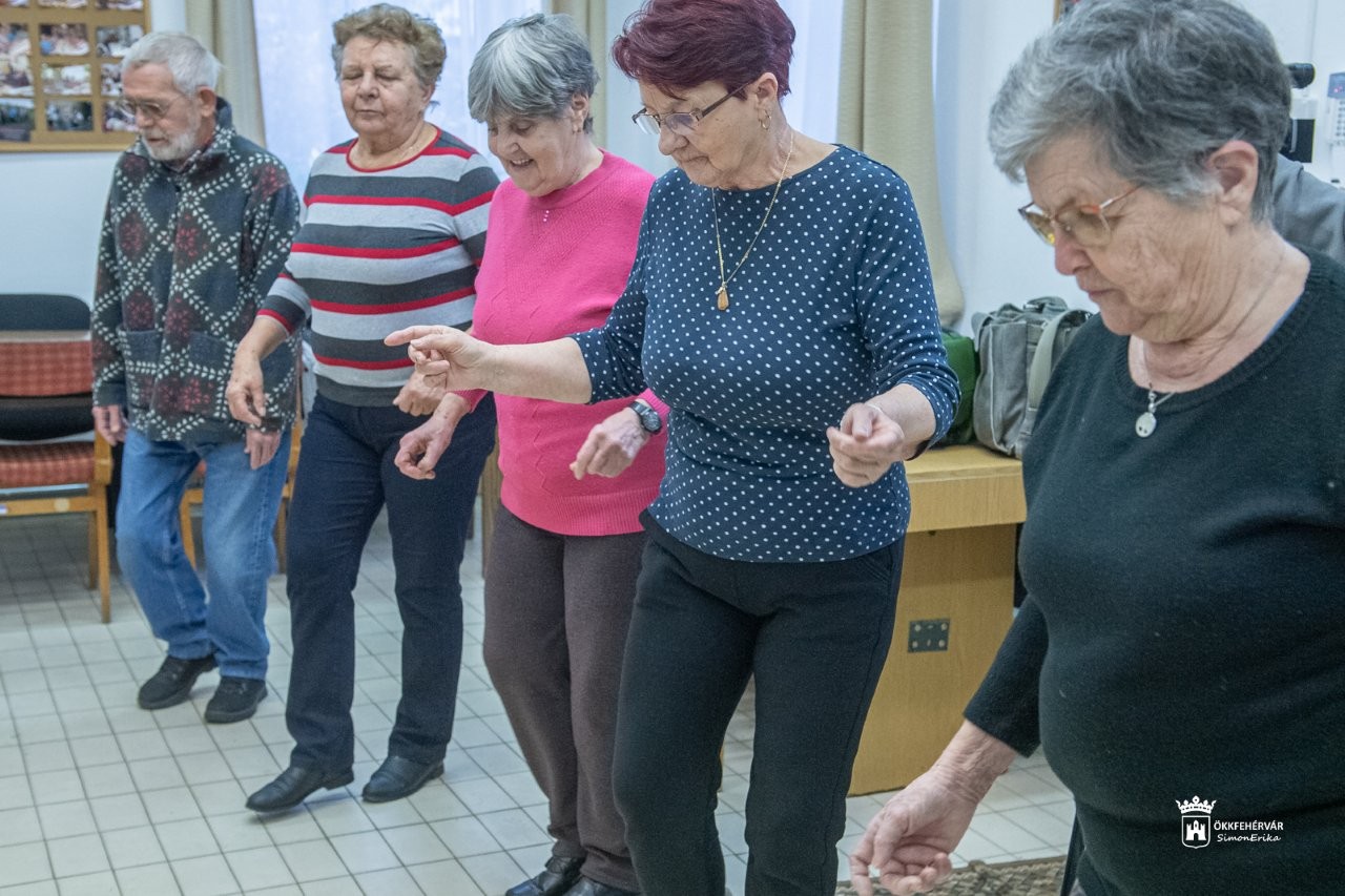 Örömtánc az Alba Regia Nyugdíjas Egyesülettel