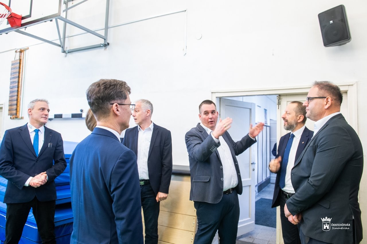 A Táncsics iskolában indult el a HARMAN támogatási programja