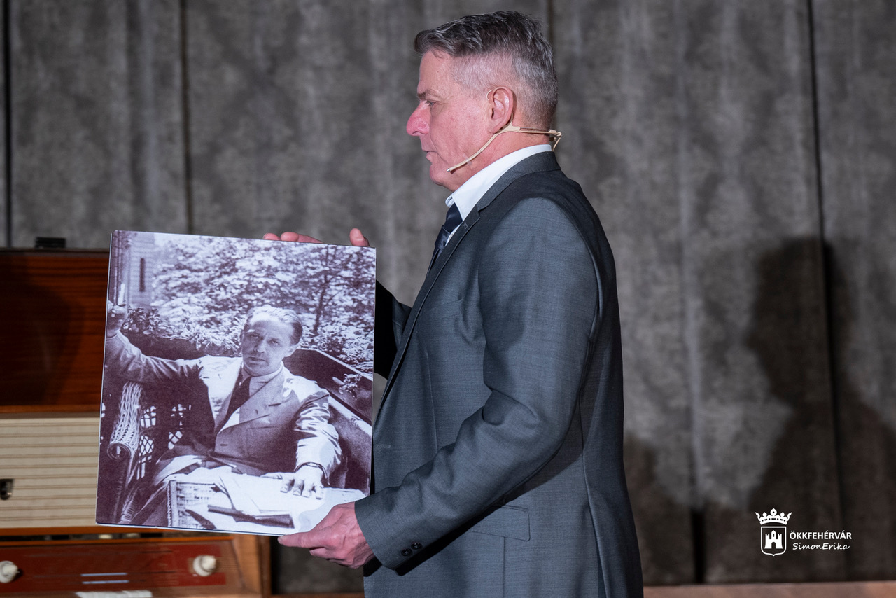 Rékasi Károly Márai Sándor-estje a Városháza Dísztermében