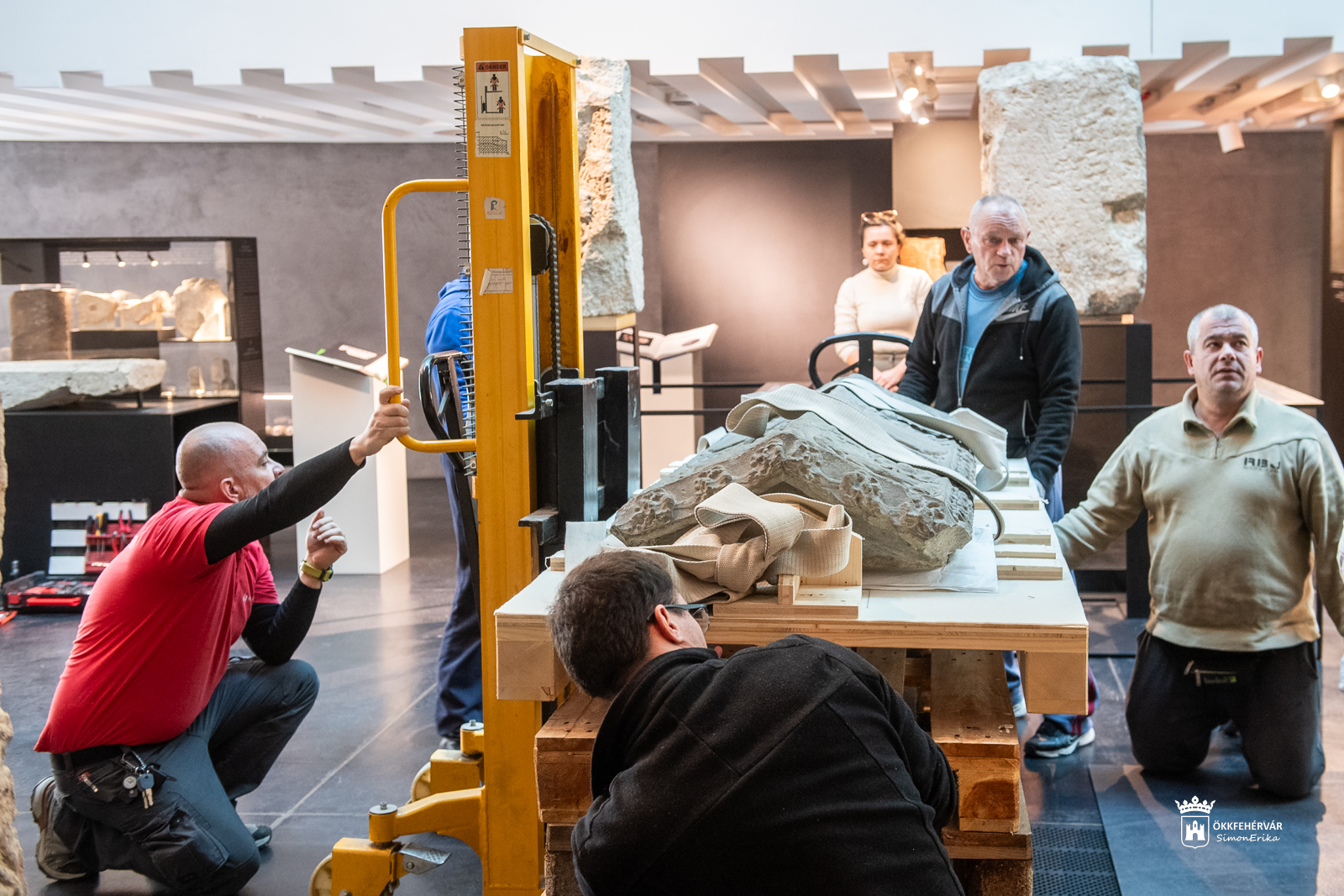 Így érkezett meg Árpád-házi Boldog Erzsébet szarkofágfedele Fehérvárra!