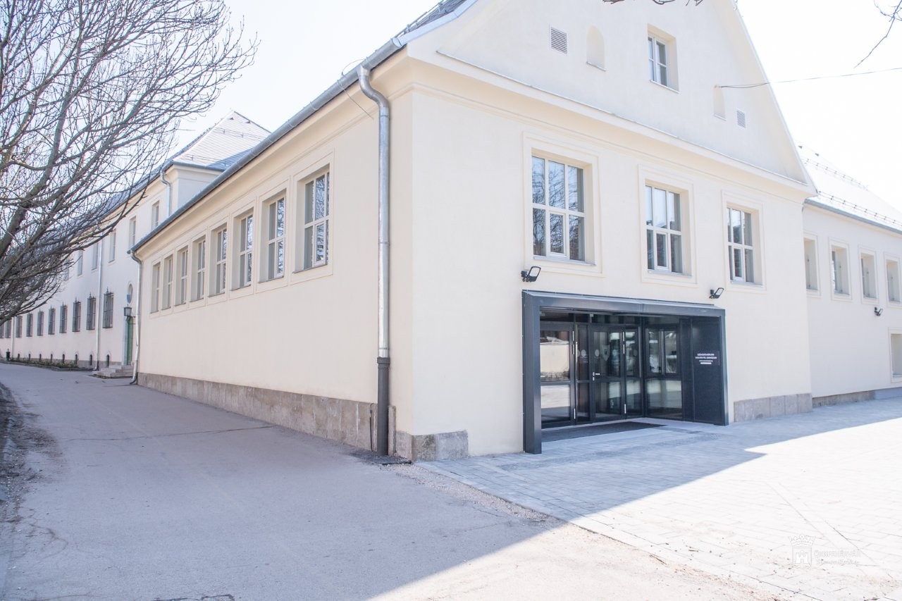 Képeken a Vasvári Pál Gimnázium felújítása és új épülete