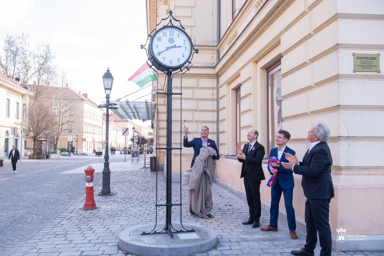Köztéri óra Székesfehérvár Belvárosában a színház előtt