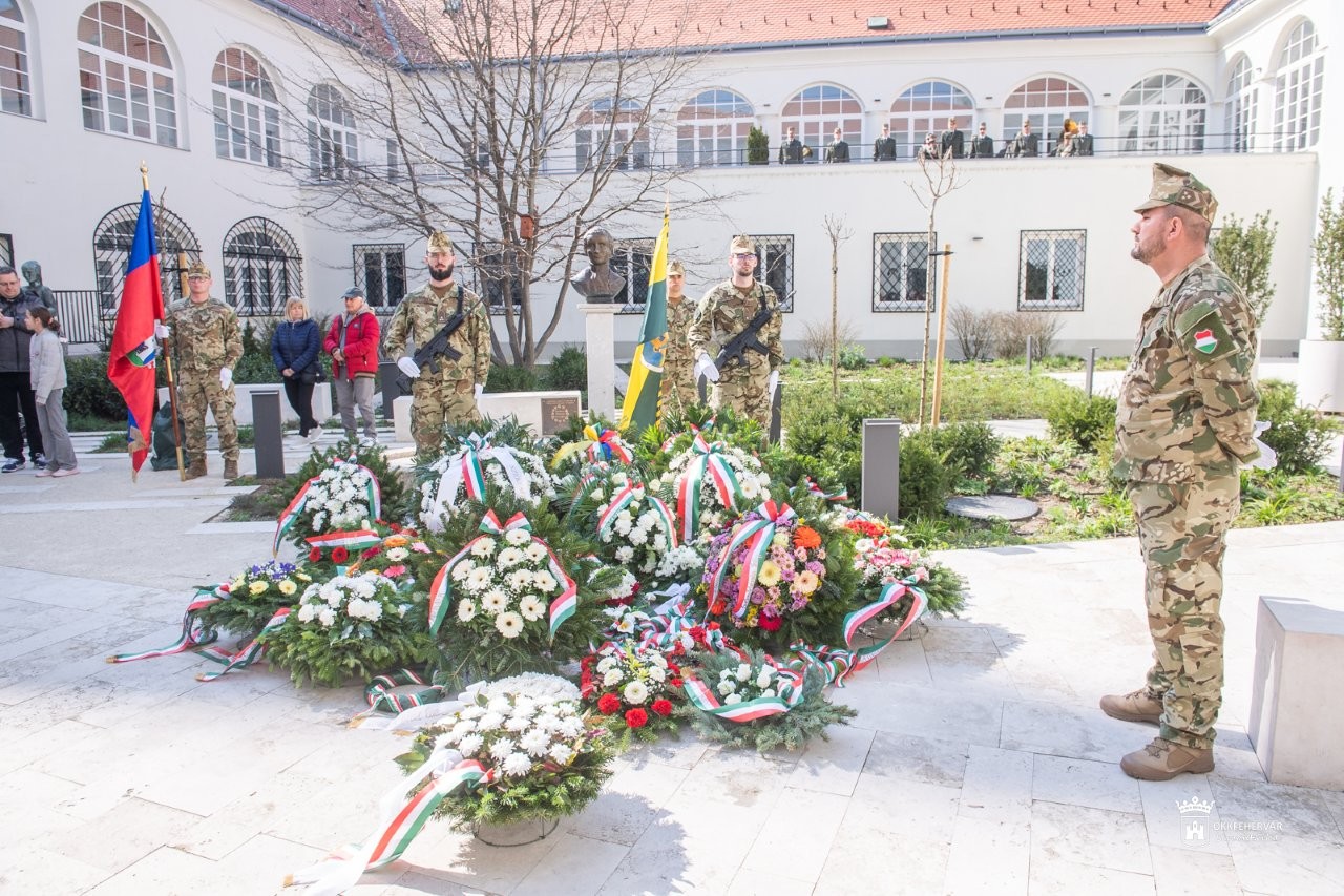 Koszorúzás a Városháza Díszudvarán a nemzeti ünnepen