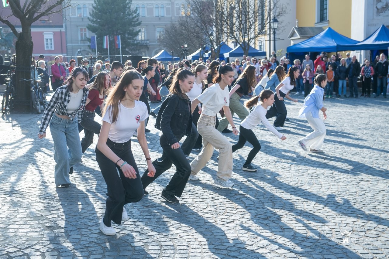 Talpra magyar flashmob a nemzeti ünnepen
