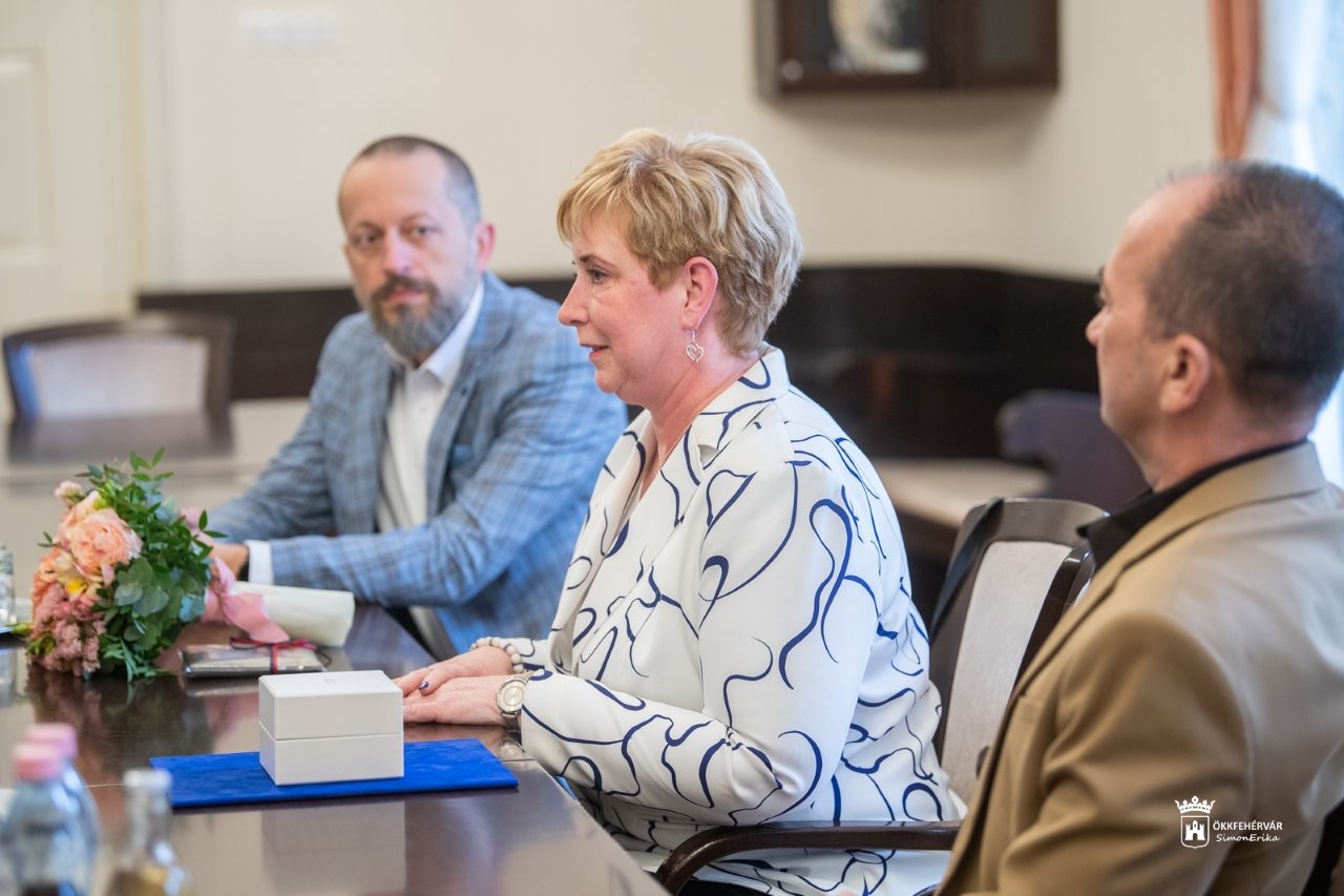 Életmentő iskolatitkárt köszöntöttek a Városházán