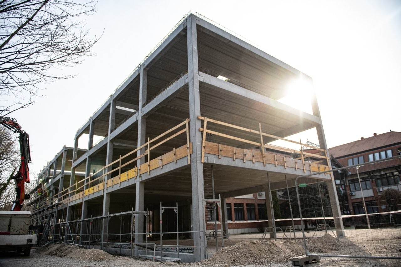 Fejlesztések alapkőletételei a Deákban, a Bugátban és a Váciban