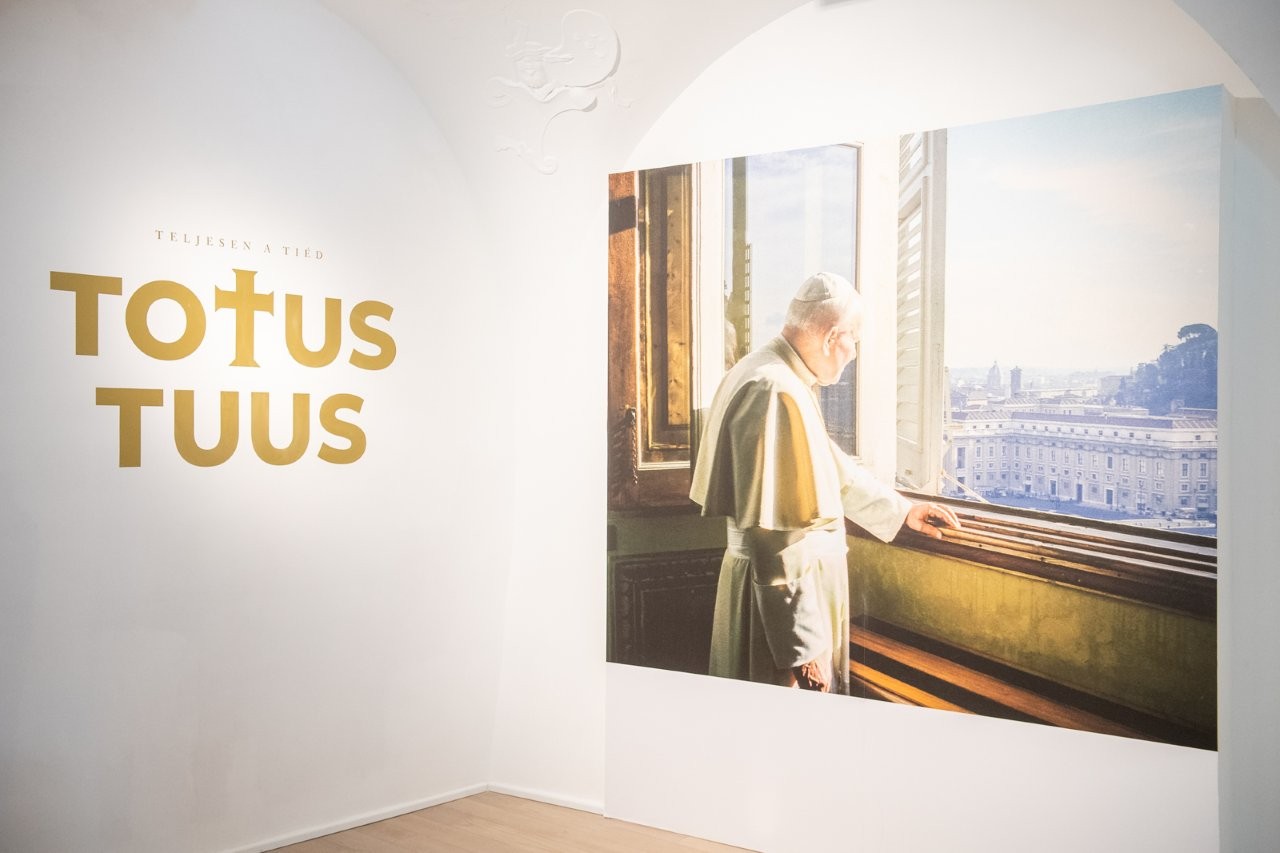 Képeken a Szent II. János Pál pápa életét bemutató, páratlan kiállítás