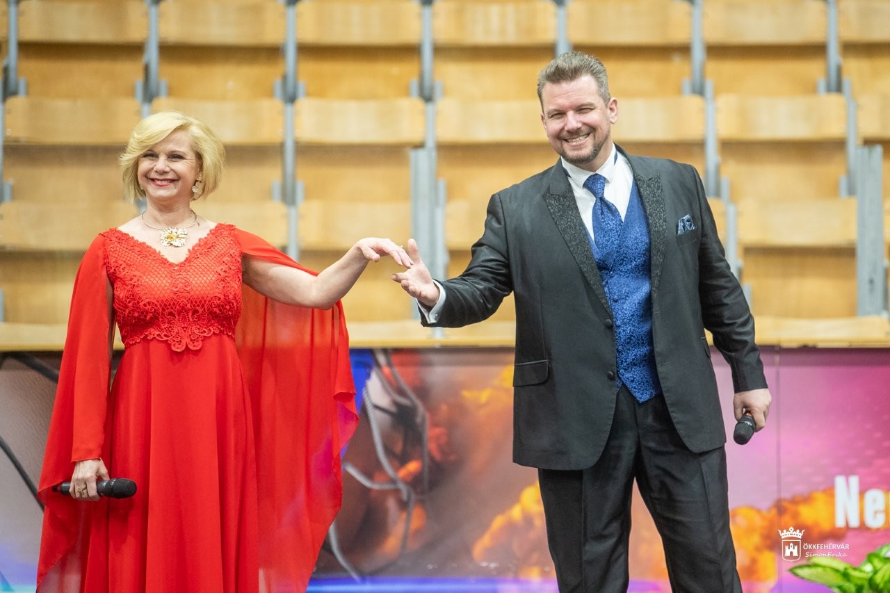 Szépkorúakl tavaszköszöntő koncertje az Alba Regia Sportcsarnokban