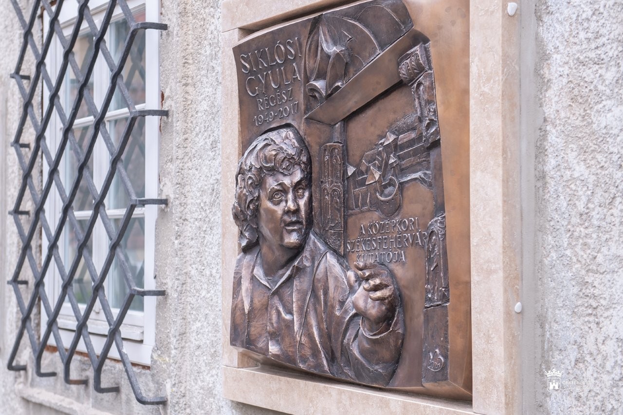 Felavatták Siklósi Gyula régészprofesszor emléktábláját