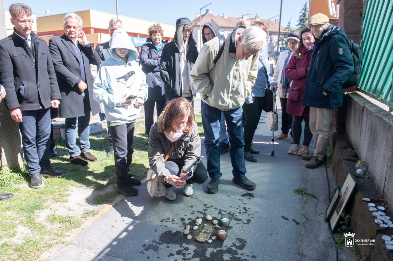 Botlatókövek a Király soron