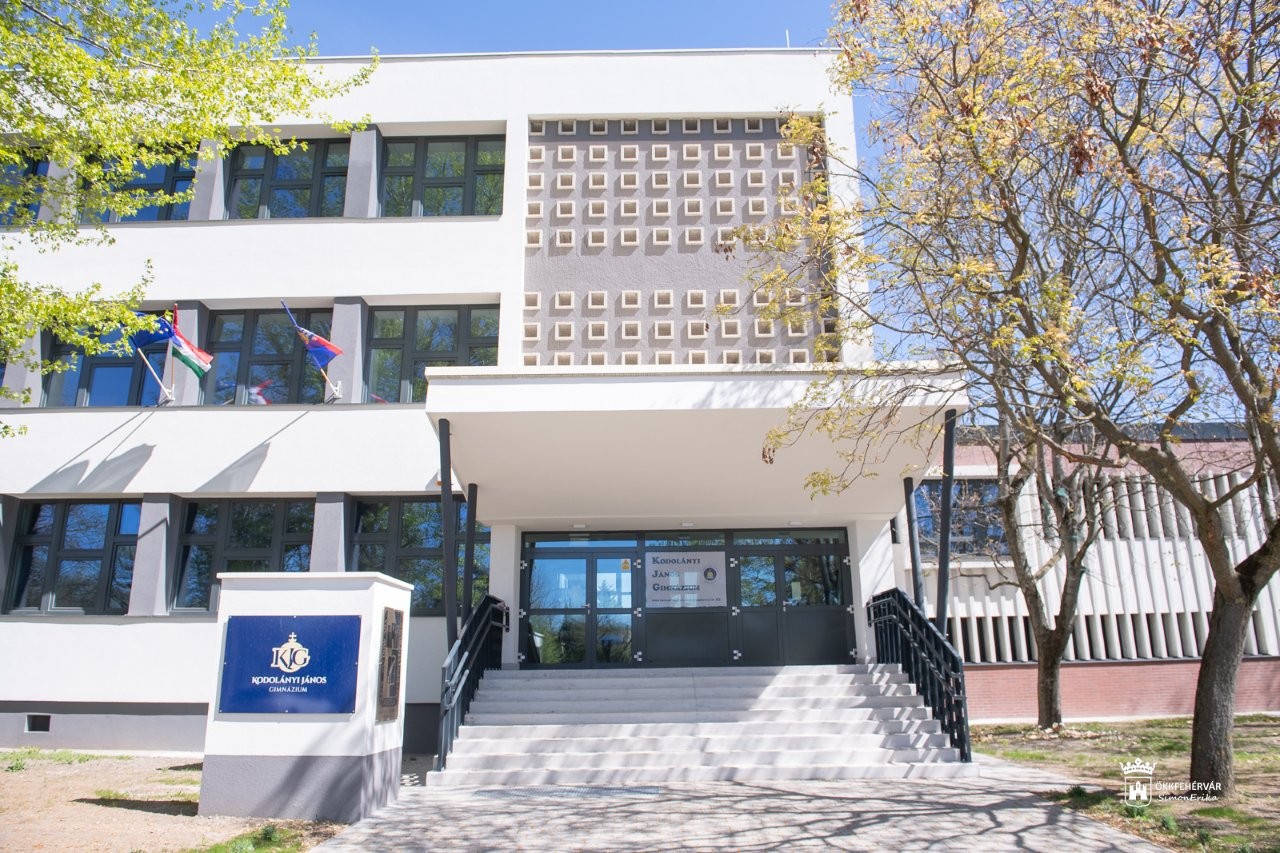 Bejárás a felújított Kodolányi Gimnáziumban