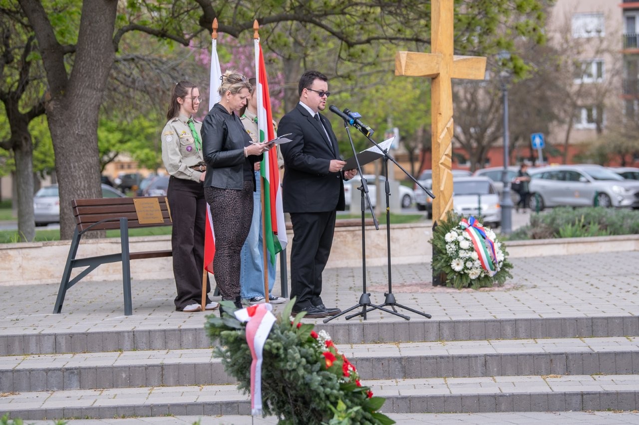 Megemlékezés a Jávor Ottó téri Katyń emlékkeresztnél