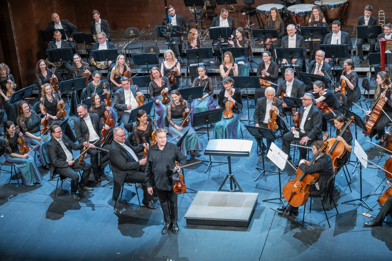 Mesterdalnokok est a szimfonikusoktól a Vörösmarty Színházban