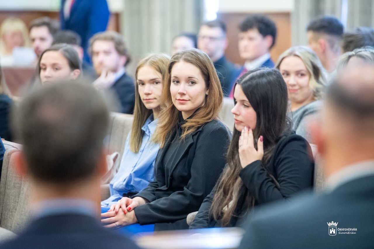 Az Alba Regia ösztöndíjak átadása a Városházán 2026.