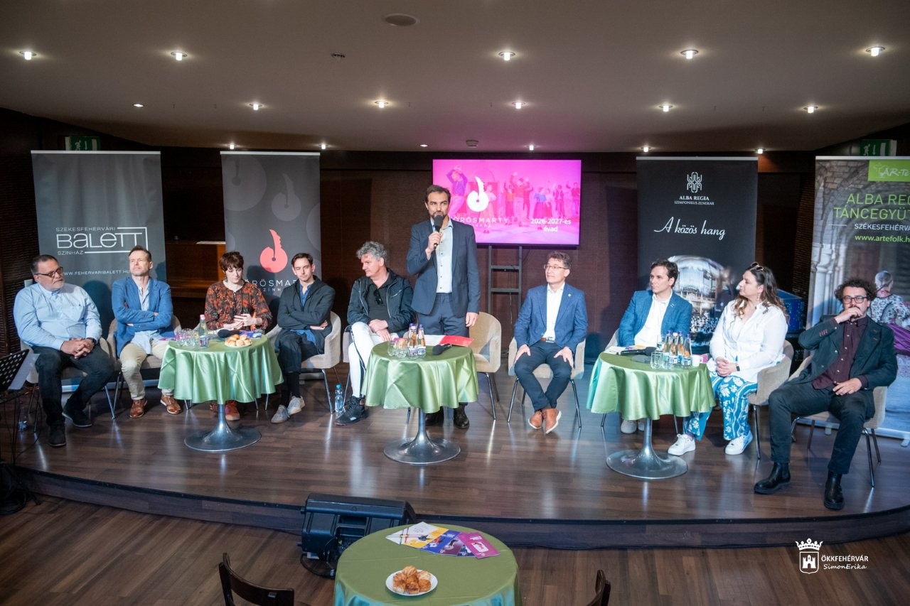 Képeken a Vörösmarty Színház 2026/27-es évadát bemutató tájékoztató