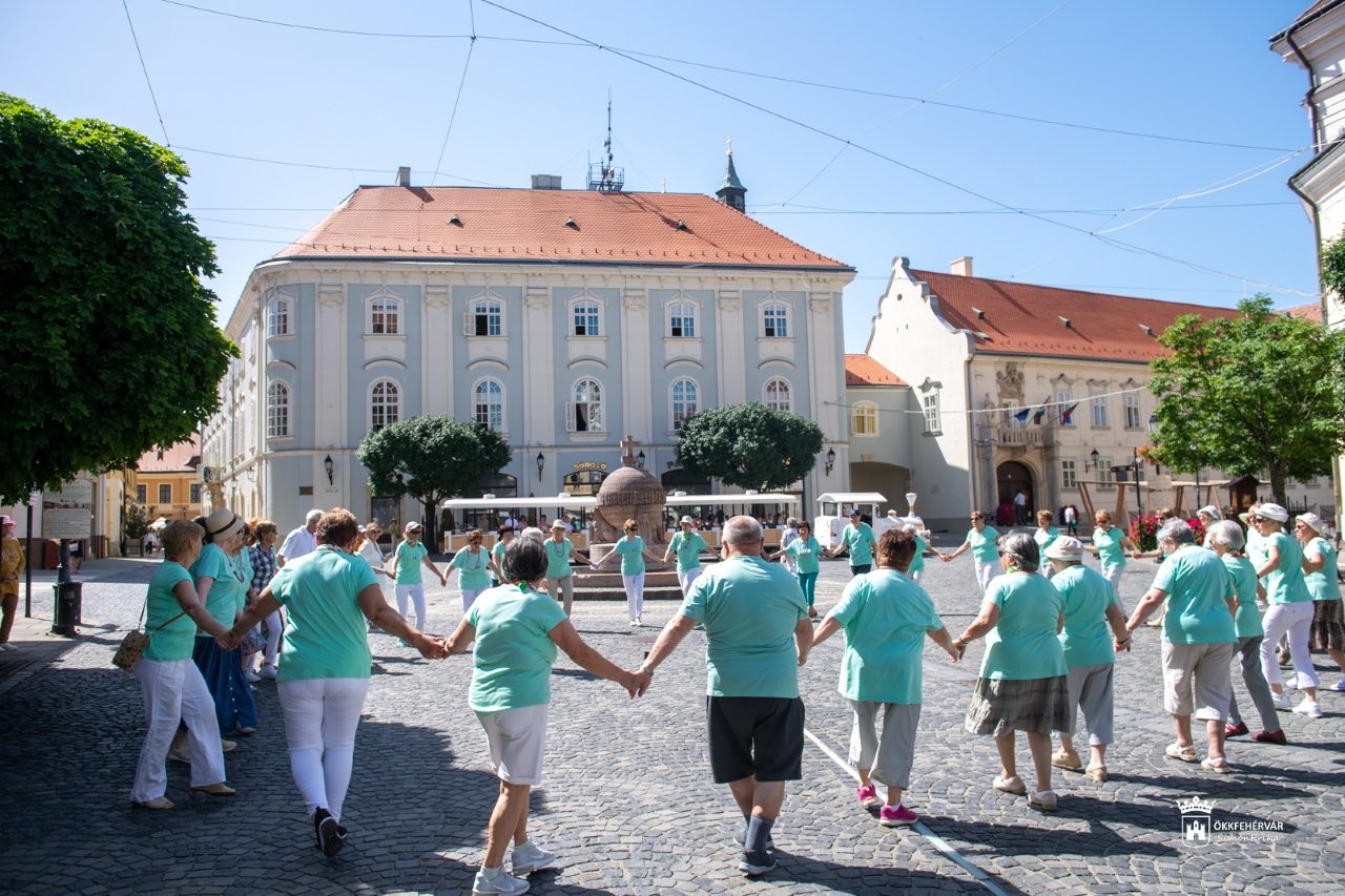Kihívás napi örömtánc a Városház téren