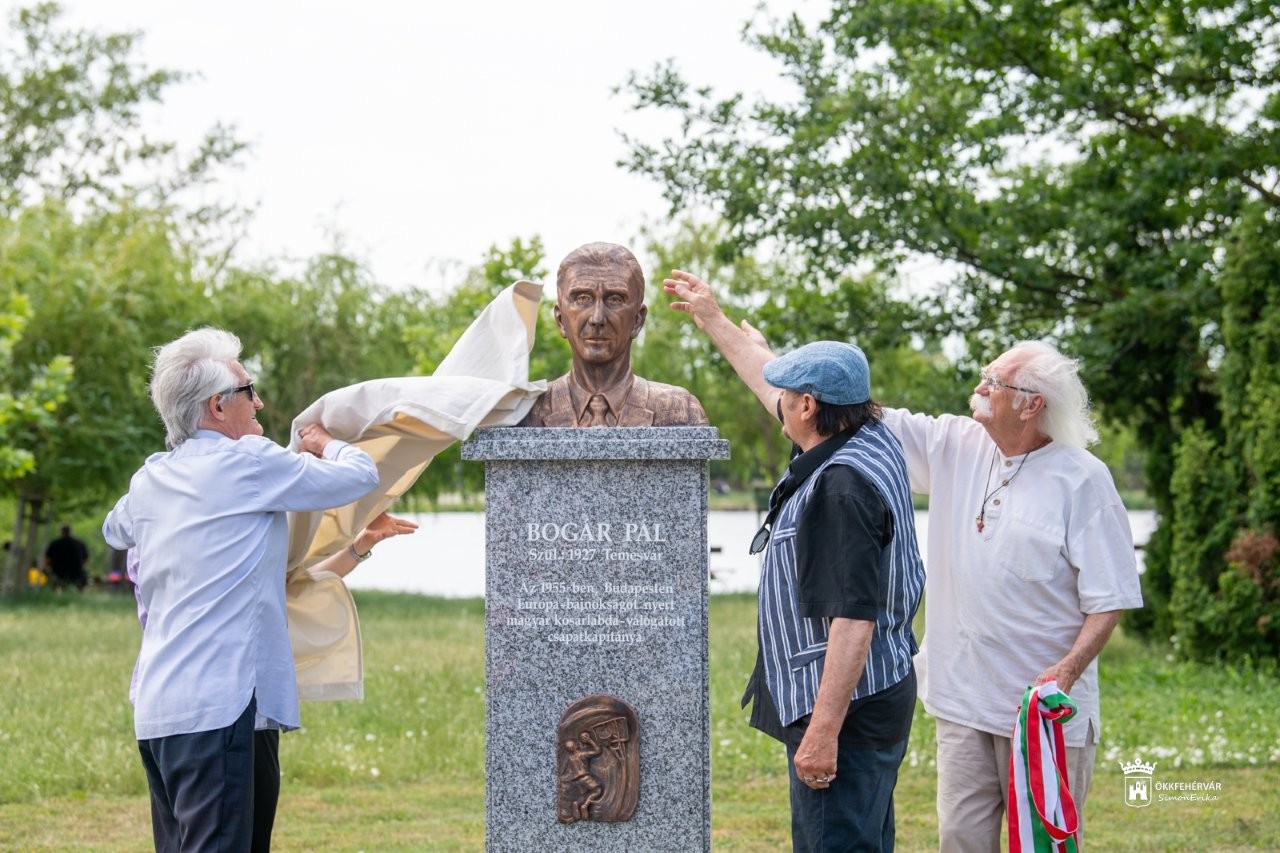 Felavatták Bogár Pál szobrát az Olimpiai parkban