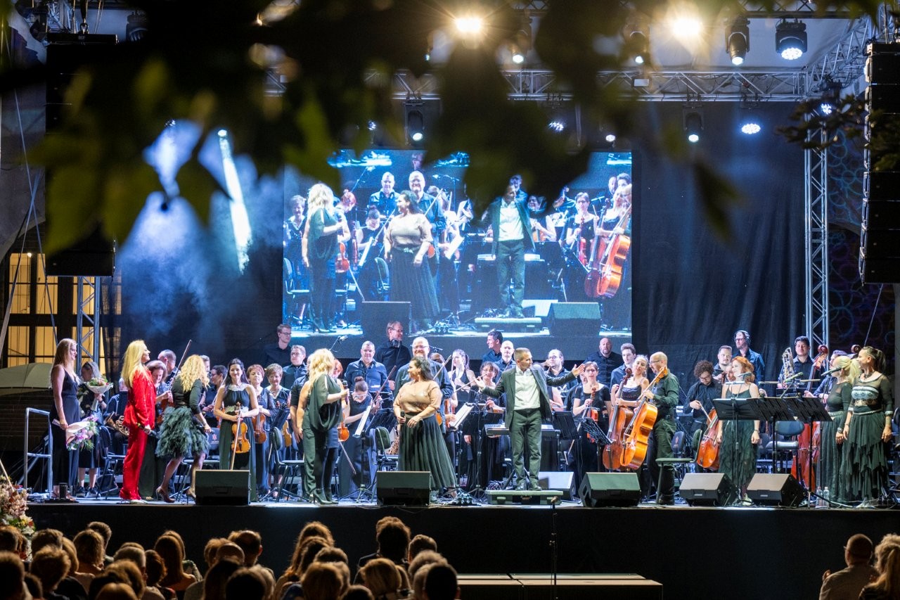 Csajos nyárindító koncert a Bartók Béla téren