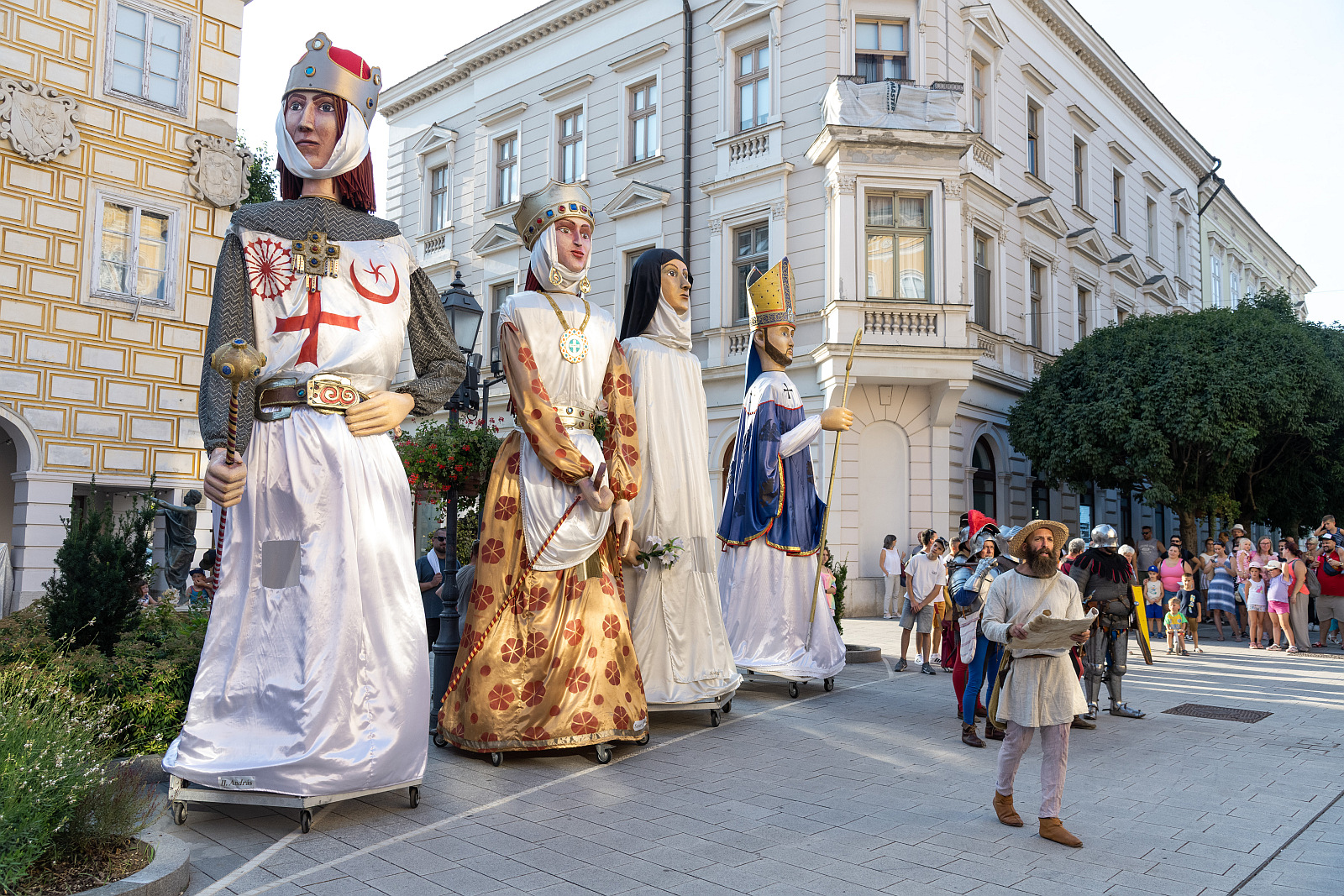 II. András, Szent Erzsébet, Szent Margit és Asztrik érsek, apát óriásbábjai Fehérváron