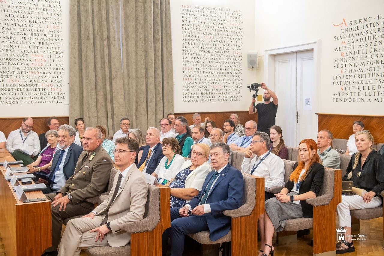 Anjou konferencia a Városháza Dísztermében