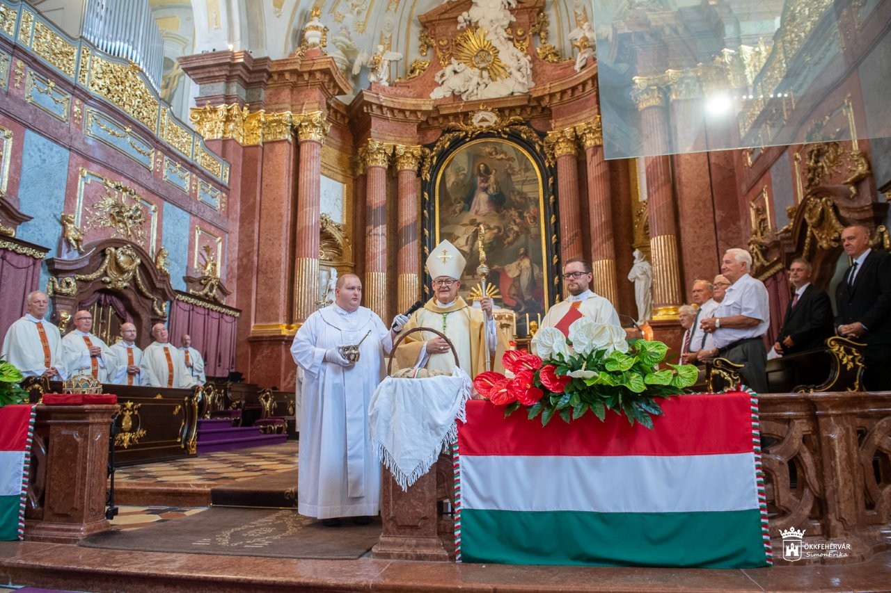 Ünnepi szentmise és kenyéráldás Szent István napján Székesfehérváron