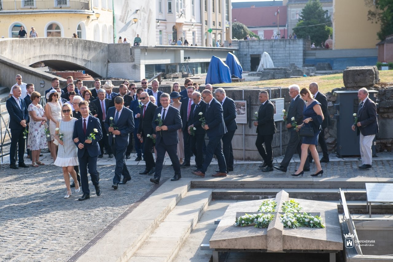 Szent István szarkofágjánál tisztelegtek augusztus 20-án