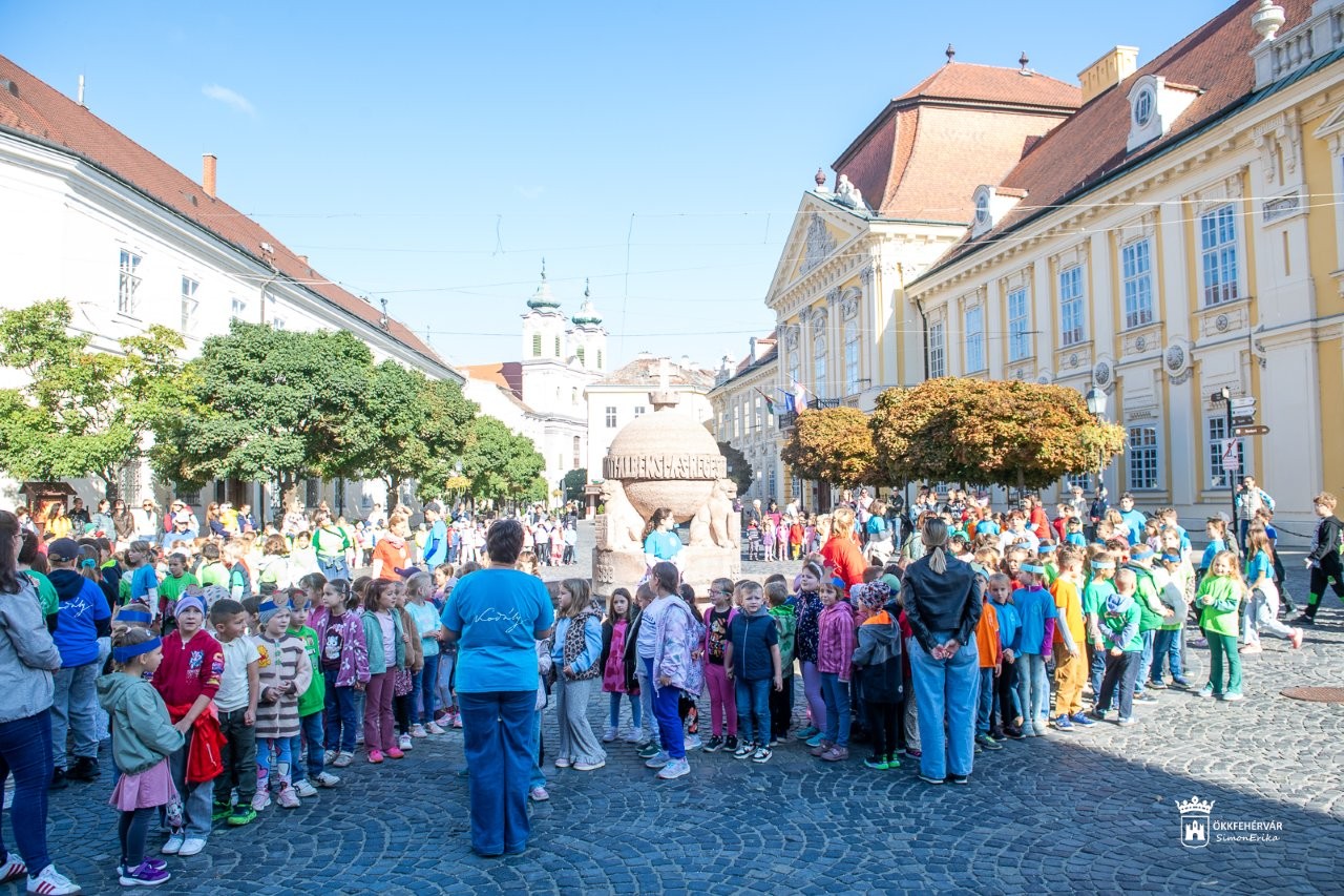 Kodályosok flashmobja a zene világnapja alkalmából