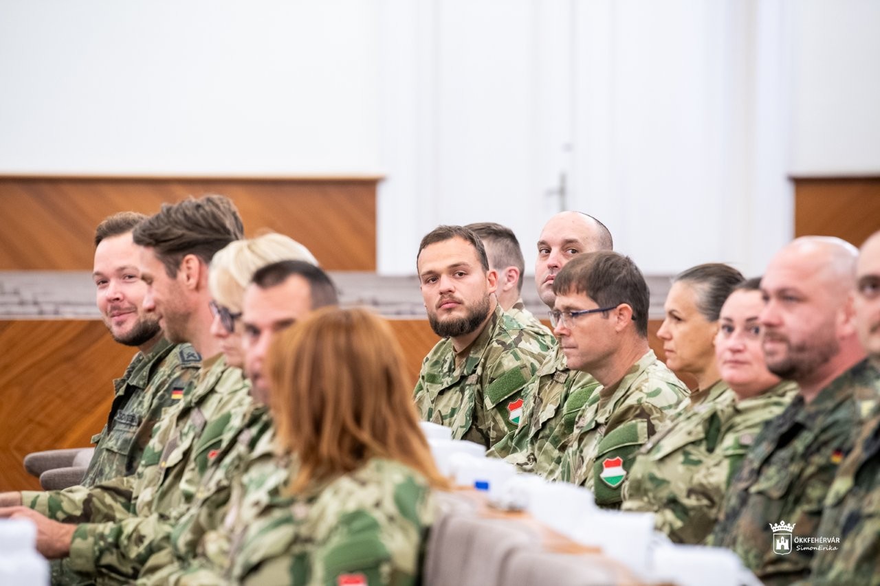 Német és magyar hadisírgondozók látogatása a Városházán