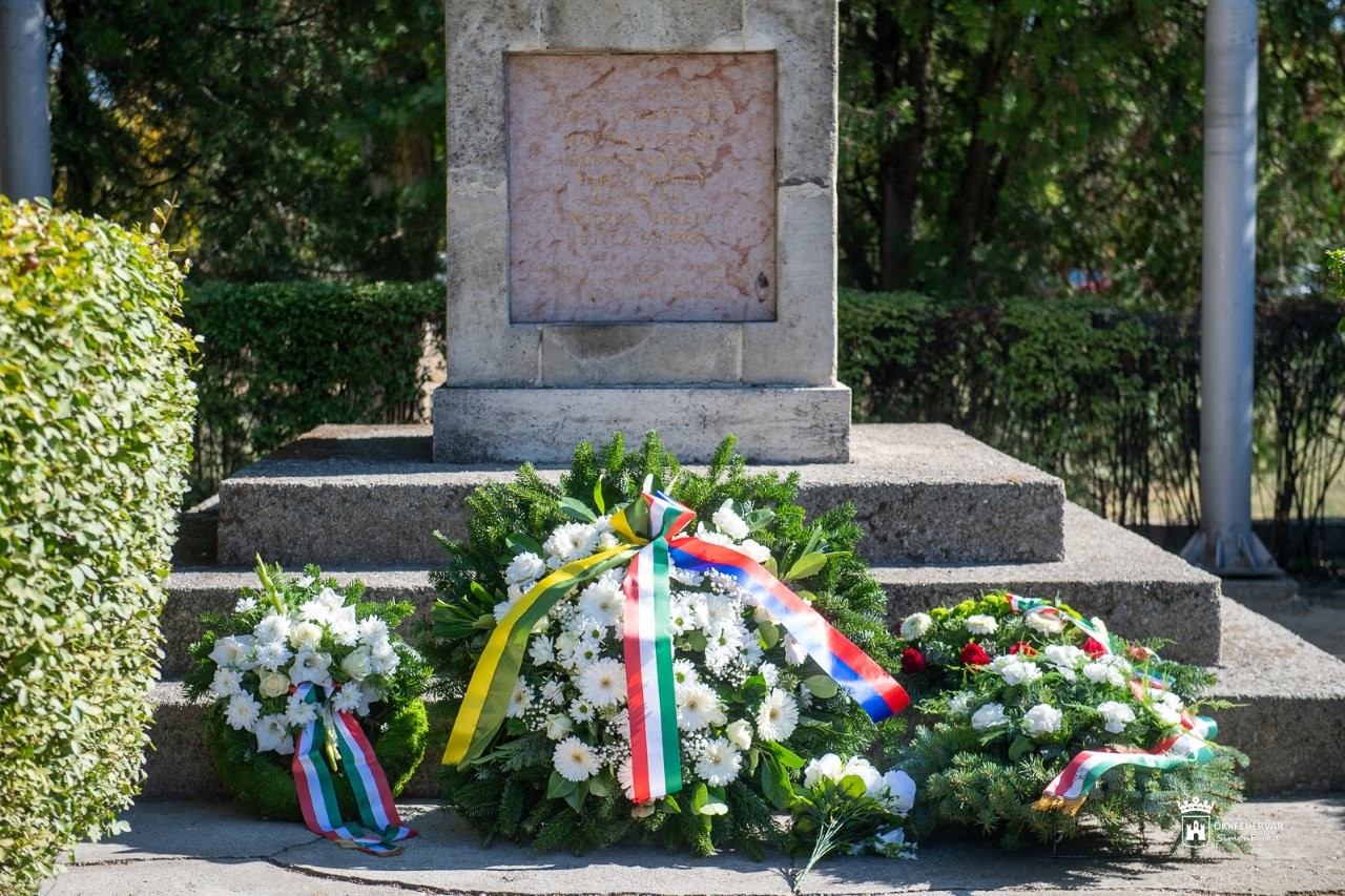 Koszorúzás a Halesz-ligeti emlékműnél a nemzeti gyásznapon