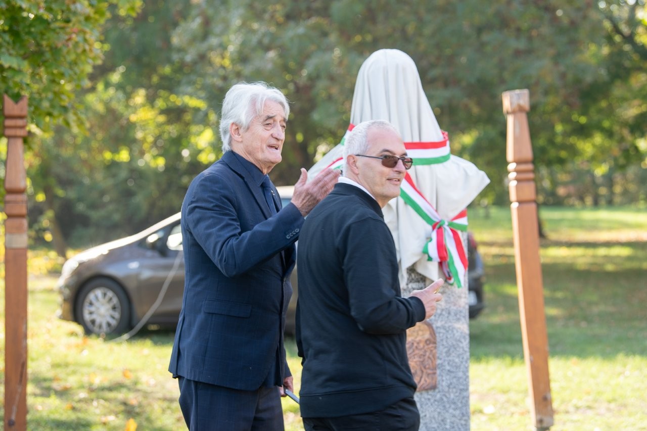 Felavatták Vörös Zsuzsa szobrát az Olimpiai Parkban