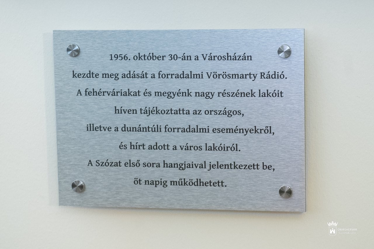 Emléktábla az 56-os Vörösmarty Rádió tiszteletére a Városházán