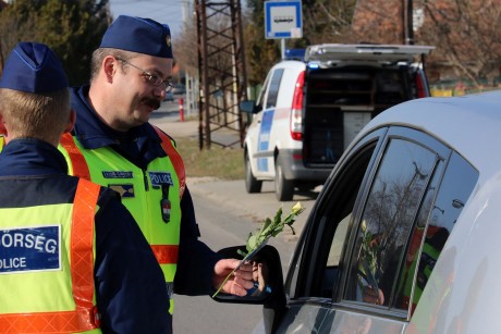 Rendőrök nőnapi figyelmessége az utakon