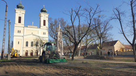 Elkezdődtek a parkosítási munkák a Szent Sebestyén téren