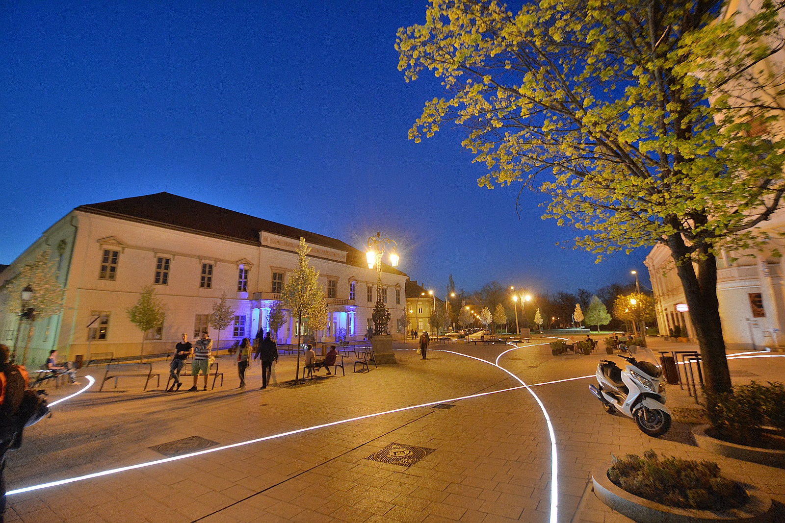 Kékbe borult a Vörösmarty Színház és a Magyar Király az autizmus világnapján