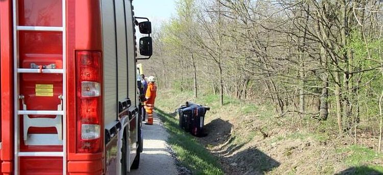 Árokba csapódott egy autó a 811-es úton