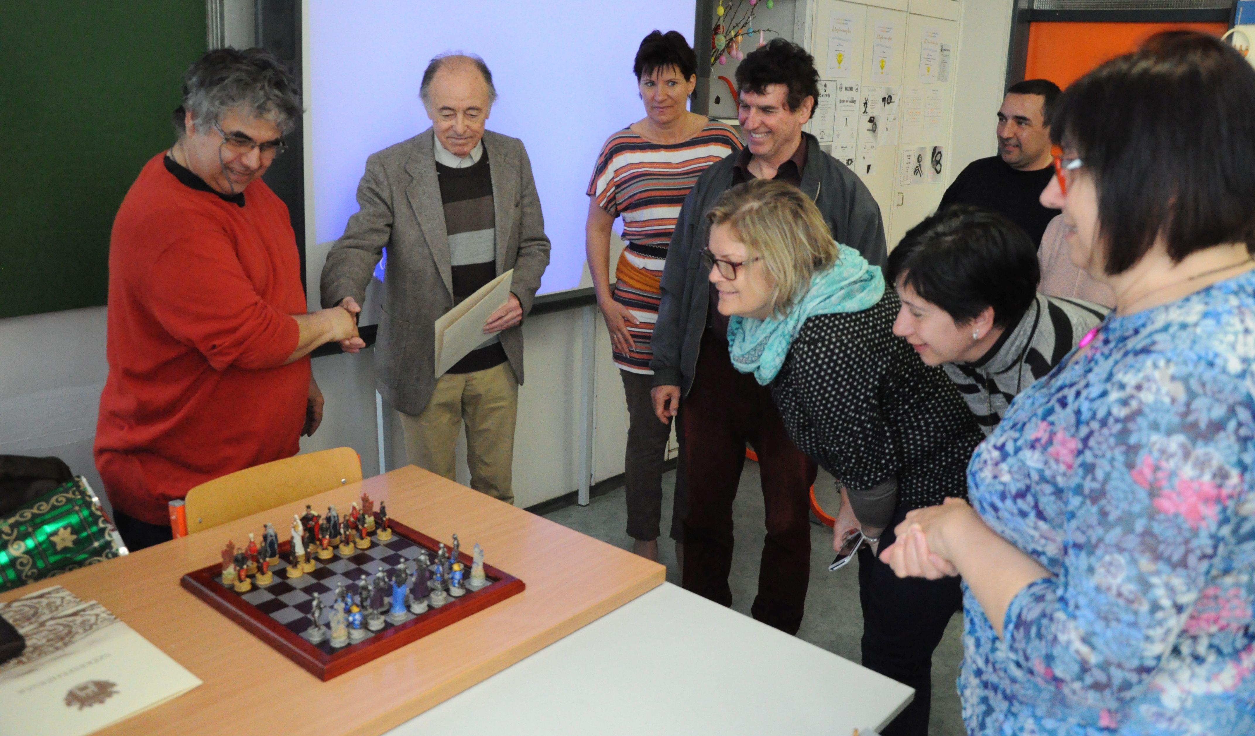 A sakkoktatást sikeresen teljesítő pedagógusokat köszöntötték