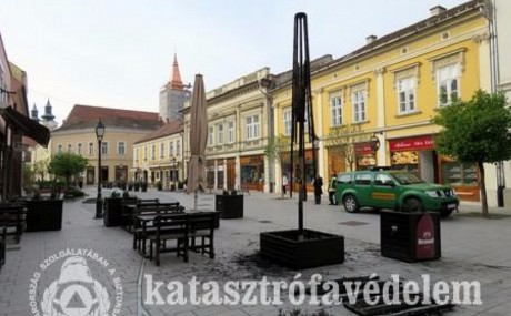 Hajnali napernyőtűz a Fő utcán - gyorsan érkeztek a fehérvári tűzoltók