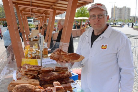 Nagypénteken is nyitva van a Húsvéti vásár a Palotai kapu téren, a Pláza előtt